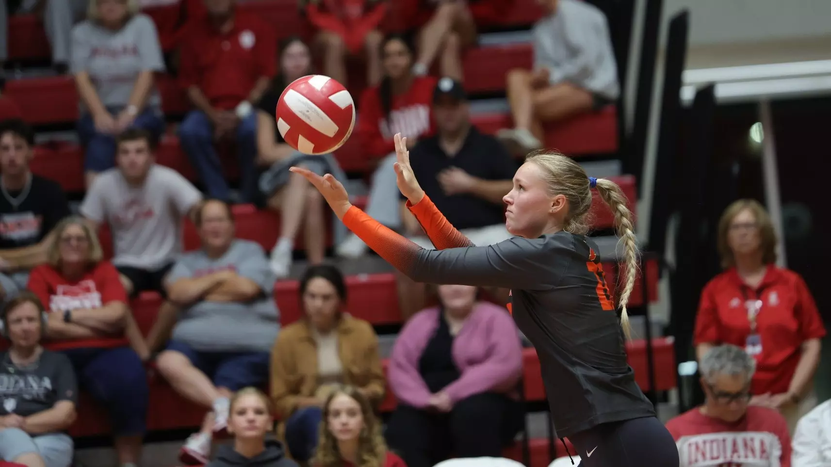 Illinois Volleyball loses Big Ten Opener.