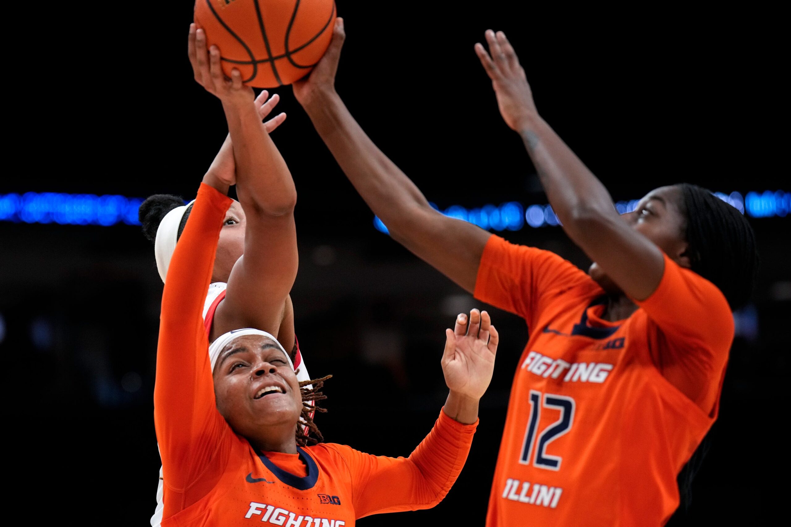 Bryant's career-high 32 points jumpstarts No. 23 Illini women past