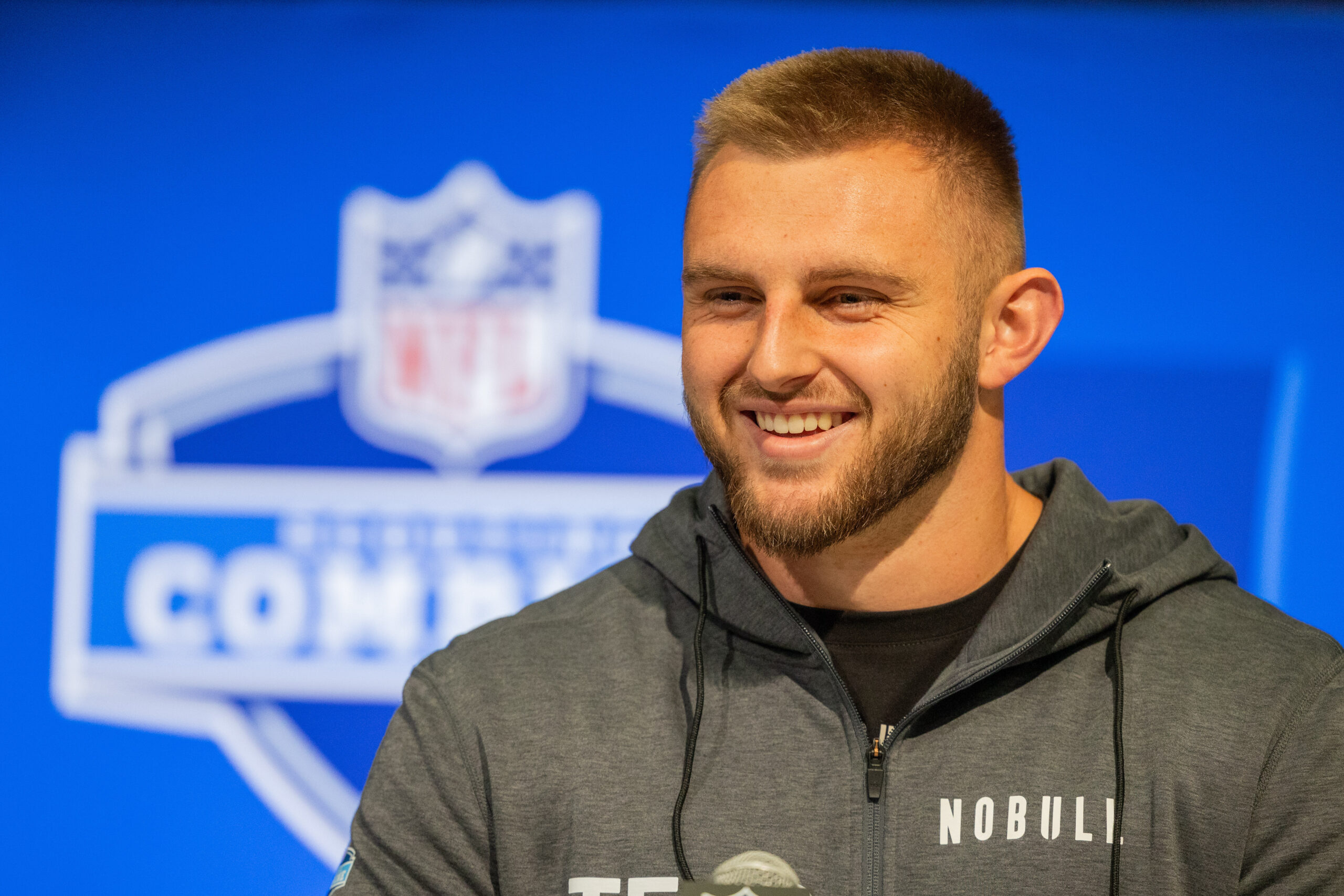 Illinois Football Tight End Goes Viral at NFL Combine