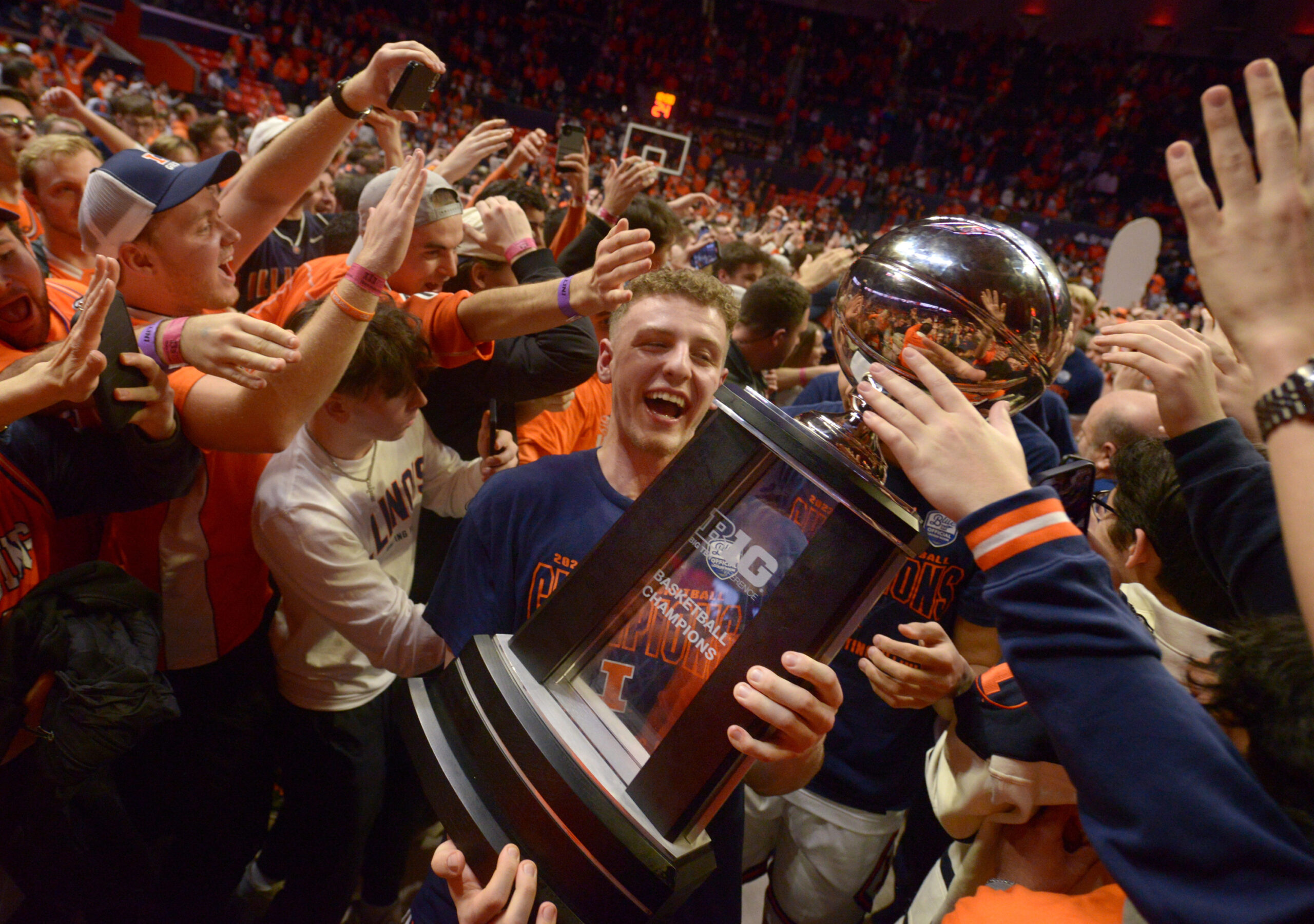 Former Illinois Basketball Guard, Brandin Podziemski, holding the Big Ten Championship trophy