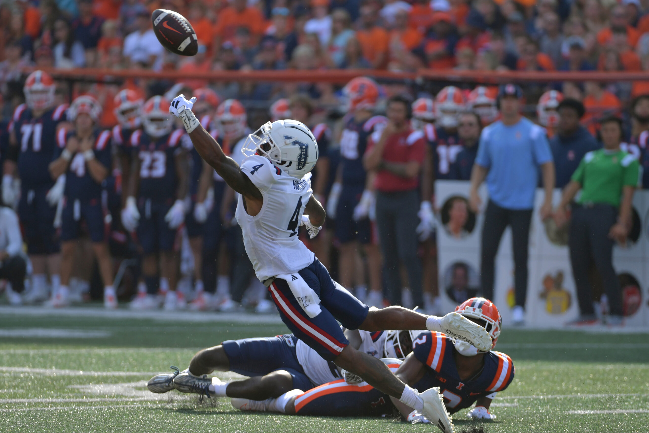 Illini football wide receiver diving on the field vs FAU.