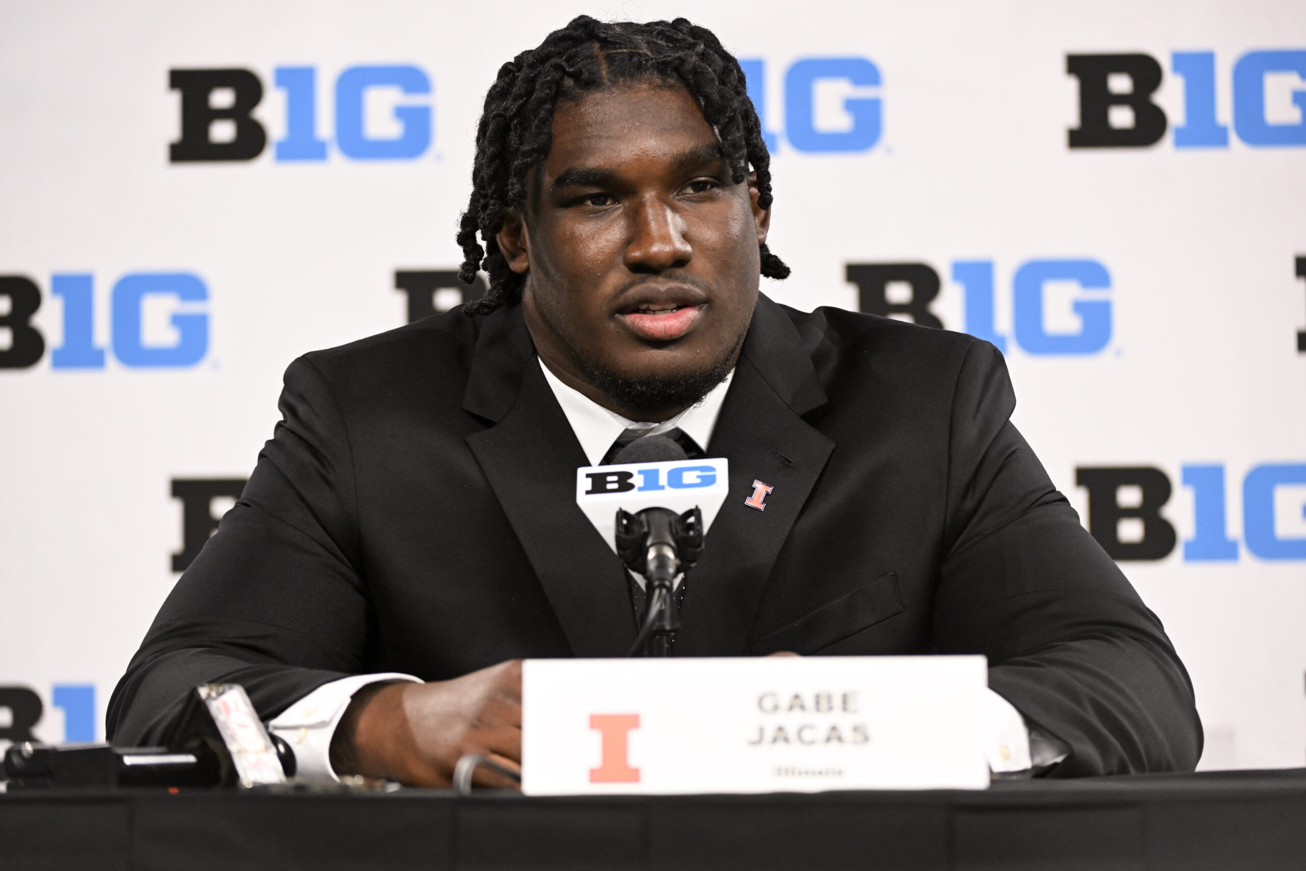 NEWS: Illinois football will return star outside linebacker, Gabe Jacas.