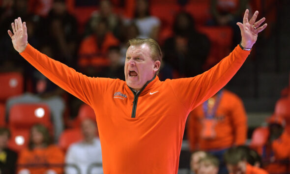 Illinois basketball coach Brad Underwood raising his hands