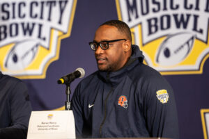 Illinois Football. Aaron Henry. Music City Bowl. Photo Credit: Vincent Bruington. Armchair Illini. Nashville, TN. 
