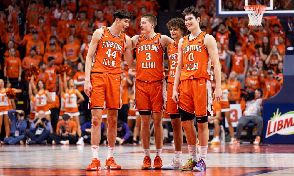 Illinois basketball huddled up during a free throw.