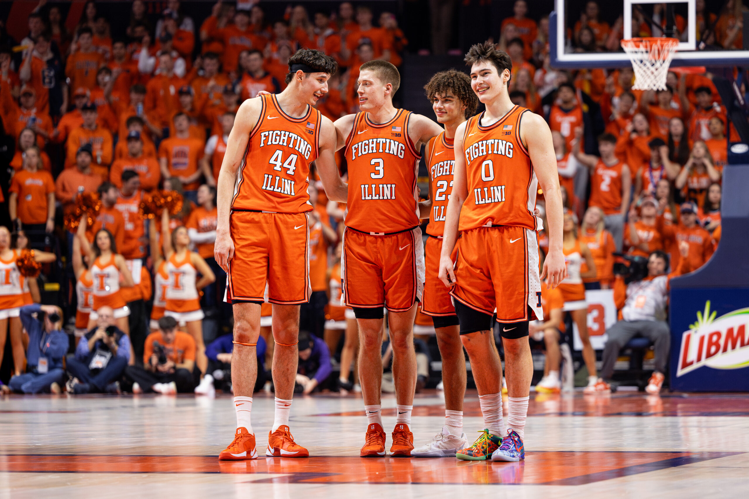 Illinois basketball huddled up during a free throw.