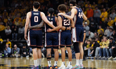 Illinois basketball team huddled up vs Iowa.