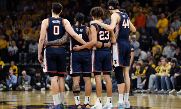 Illinois basketball team huddled up vs Iowa.