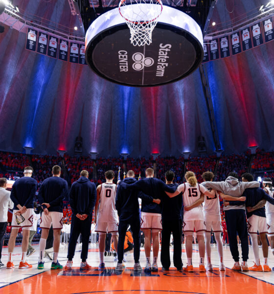 the Illinois basketball team before tipoff