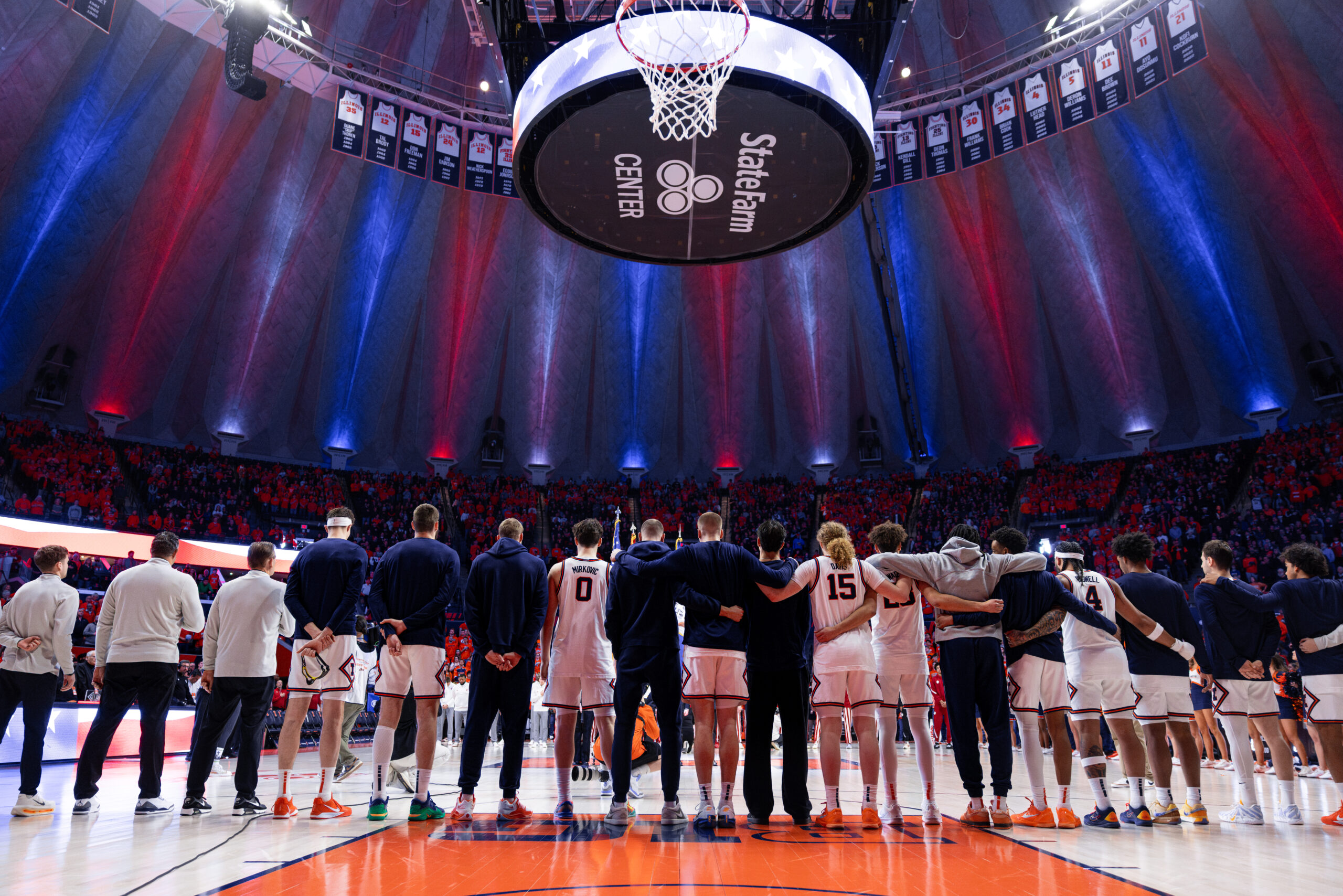 the Illinois basketball team before tipoff