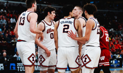 Illinois basketball team huddled up