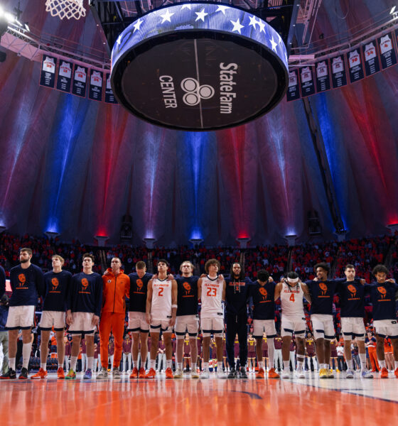 The Illinois basketball team before tipoff.